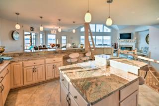 Luxurious Oceanfront Flanders Bay Home with Kayaks! - Sullivan - 6
