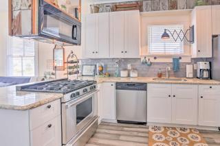 Bright Texas Retreat Near Pleasure Pier and Beach! - 7