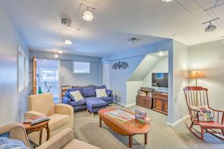 Elegant Stone Cottage: Steps to Crystal Lake Beach - 7