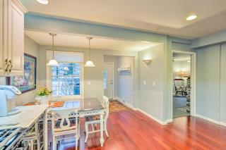 Elegant Stone Cottage: Steps to Crystal Lake Beach - 4