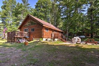 Cozy Manistique Cabin with Deck, Grill and Fire Pit! - Manistique - 0