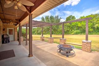 Spacious Stallion Lake Ranch Home with Patio - Van - 9