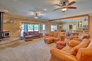 Spacious Stallion Lake Ranch Home with Patio - Van - 8