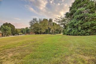 Walk to White River Home with Deck in Flippin! - 8