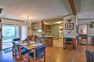 Utopia Family Home with Mountain Viewing Deck! - Utopia - 8