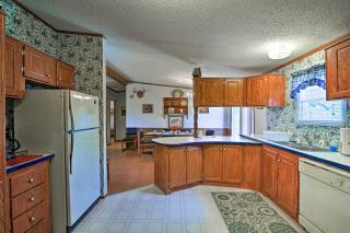 Utopia Family Home with Mountain Viewing Deck! - Utopia - 2