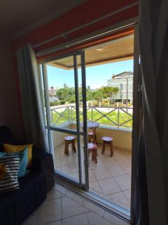 Apto 2 dormitórios, sendo 1suite a 350m da praia com churrasqueira - 2