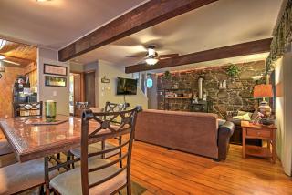 1 Mi to Lake Wallenpaupack Pocono Mountain Home! - Greentown - 6