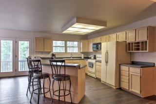 Spacious Hideaway in Ruidoso with Multi-Level Deck! - 8