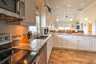 Port Bolivar Getaway with Ocean View Walk to Beach! - Port Bolivar - 3