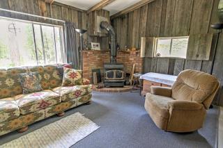Rustic De Tour Village Cabin with Deck on Lake Huron - De Tour Village - 3