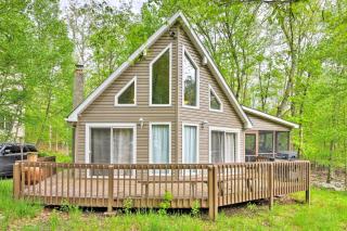 Pools, Hot Tub and More Bushkill Mountain Getaway! - Sandyville - 0