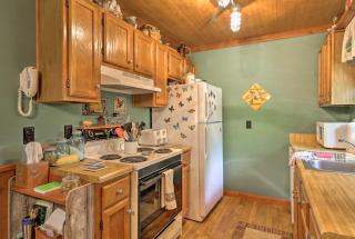 Cozy Pine Mountain Cabin w/ Screened Porch & Yard! - 2