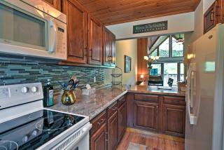 Beech Mountain Condo with Balcony, Walk to Resort! - Beech Mountain - 1