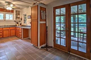 Harbert Cottage with Fire Pit Half Mile to Beach! - Harbert - 2