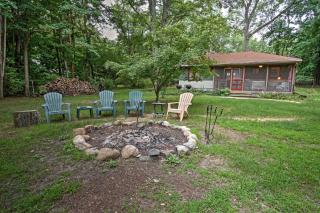 Harbert Cottage with Fire Pit Half Mile to Beach! - Harbert - 9