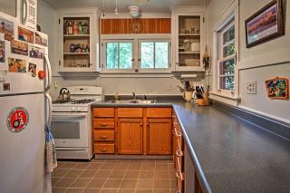 Harbert Cottage with Fire Pit Half Mile to Beach! - Harbert - 4