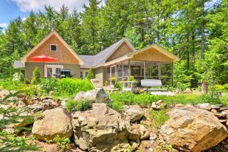 Waterfront Great Pond Cottage with Hot Tub and Deck! - Aurora - 9