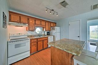 Boat Launch and Fishing Pier Beach Hub in Galveston - 3