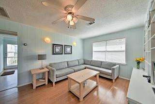Less Than Half-Mi to Beach Cozy Home with Deck in Galveston - Galveston - 7