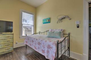 Historic Galveston Hideaway, Walk to the Beach! - 5
