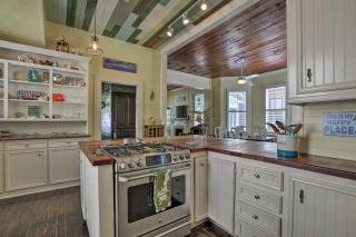 Historic Galveston Hideaway, Walk to the Beach! - 2