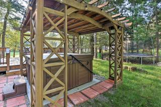 Lake Harmony Resort Home with Deck and Fire Pit! - Lake Harmony - 9