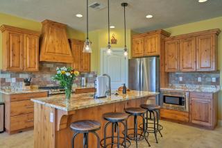 La Verkin Home with Hot Tub, Kayaks, and Bikes! - La Verkin - 3