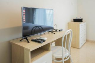 New Furnished Studio with Sea View at Gold Coast Apartment By Travelio - 8