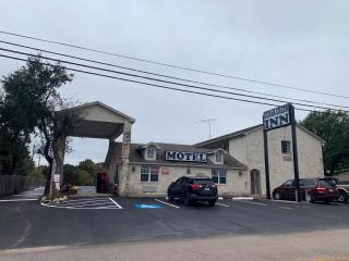Cedar Creek Inn - Bertram - 0