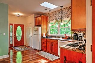 Cozy Scottsville Cottage with River Views and Gazebo! - 1