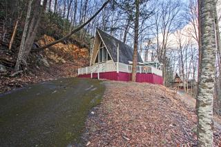 A-Frame Gatlinburg Cabin with Deck and Private Hot Tub - 8