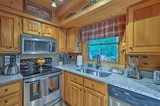 Return to Eden Cabin with Hot Tub 4 Mi to Dollywood - Sevierville - 2