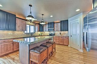 Cabin with Beach Access, Sport Court, Hot Tub and View - Garden City - 5