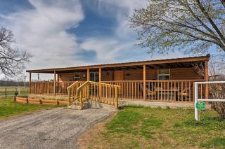 Bartlesville Cabin with Pool, Hot Tub and Trampoline! - Bartlesville - 0
