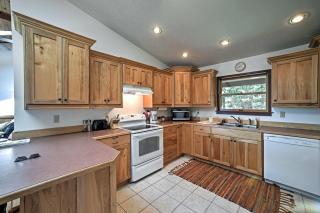 A Scenic View Lodge in Ozarks with Views and Hot Tub - 1