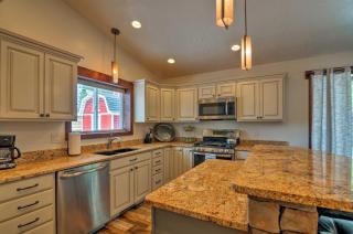 Luxe Home about 2 Mi to Bryce Canyon National Park! - 2