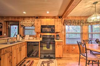 Private Gatlinburg Cabin Pet Friendly with Hot Tub! - Gatlinburg - 3