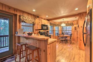 Private Gatlinburg Cabin Pet Friendly with Hot Tub! - Gatlinburg - 4