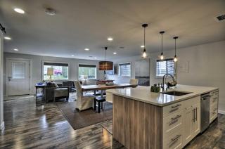 Sleek Riverfront Condo on Pier in Downtown Astoria - Astoria - 2