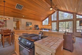 Sunriver Home with Hot Tub and 8 SHARC Passes - Sunriver - 4