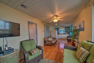 Galveston Beach House with Private Deck and Gulf Views - Galveston - 6