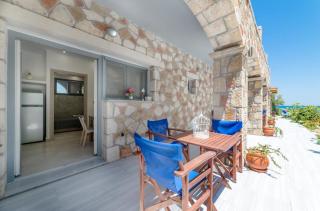 Golden Dolphin Studios & Apartments - Alykes - 7