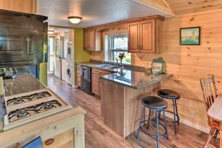 Waterfront Syracuse Home Deck, Fire Pit and Kayaks - Syracuse - 3
