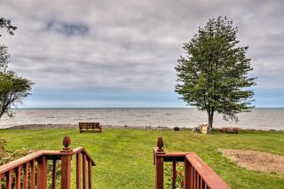 Lyndonville Home with Fire Pit, Screened Patio and AandC - Waterport - 9
