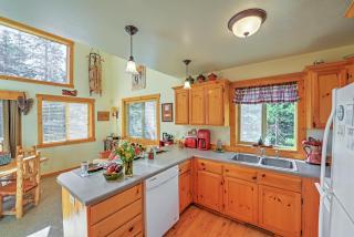 Bright Klamath Falls Cabin with Deck and Mtn Views! - Klamath Falls - 4