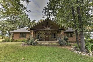 Kingston House with Fire Pit, Short Walk to Lake! - Kingston - 0