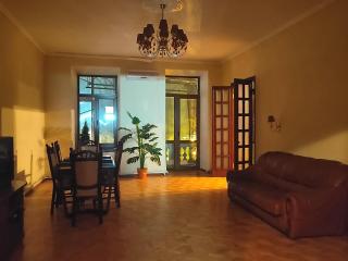 Superb Queen Apartment - Top Location, Derybasivska - 0