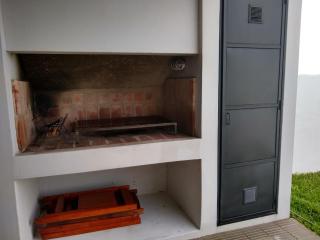 GRAN DUPLEX DE CATEGORÍA - cochera y patio - Exc ubicación en zona norte, barrio tranquilo - Bien próximo al Sanatorio Allende, Kempes y Univ Siglo XXI - Cerca de restaurantes y bares- Salida rápida al Aeropuerto, centro y las sierras - 1