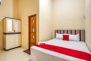 RedDoorz Syariah near Kebon Rojo Park Blitar - 0